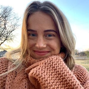 Meet your Posher, Larissa